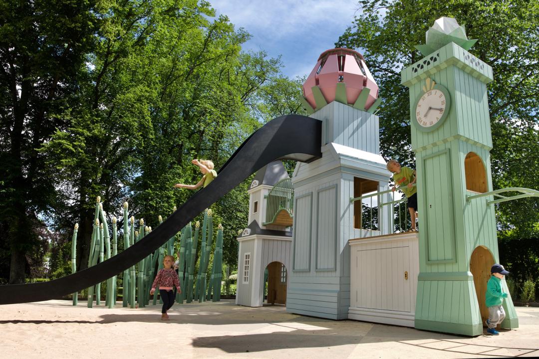 Kids playing at Linnéparken playground