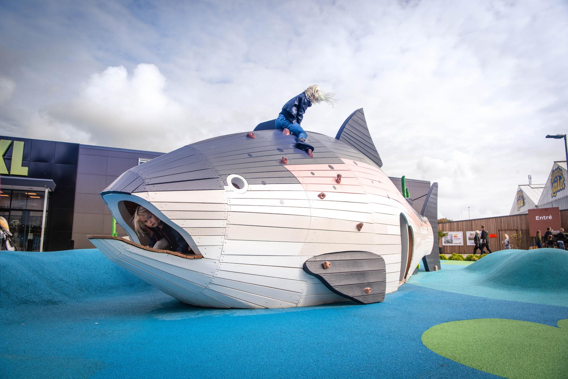 MOMSTRUM fantastic playground Hallarna salmon play 