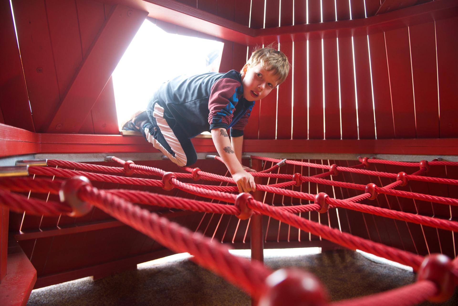 MONSTRUM dokk1 playground the globe vulcano inside rope climb