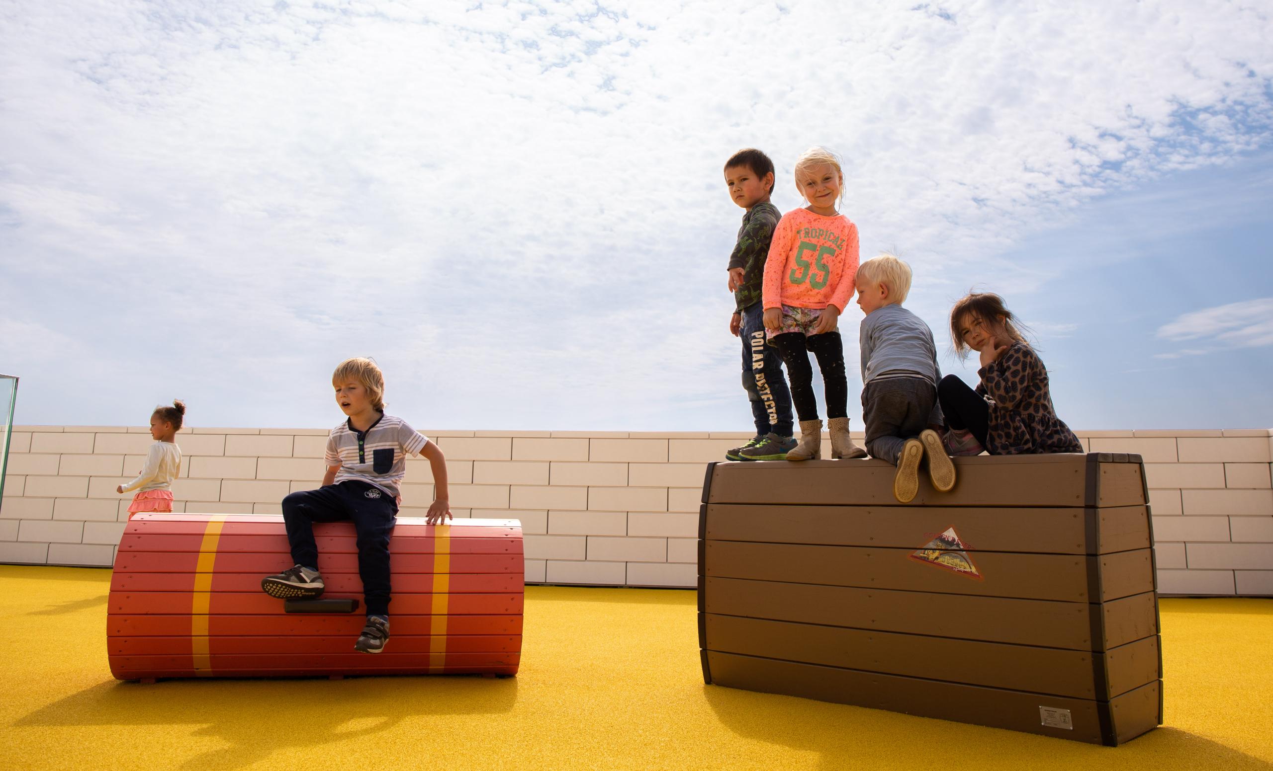 MONSTRUM legohouse luggage playground