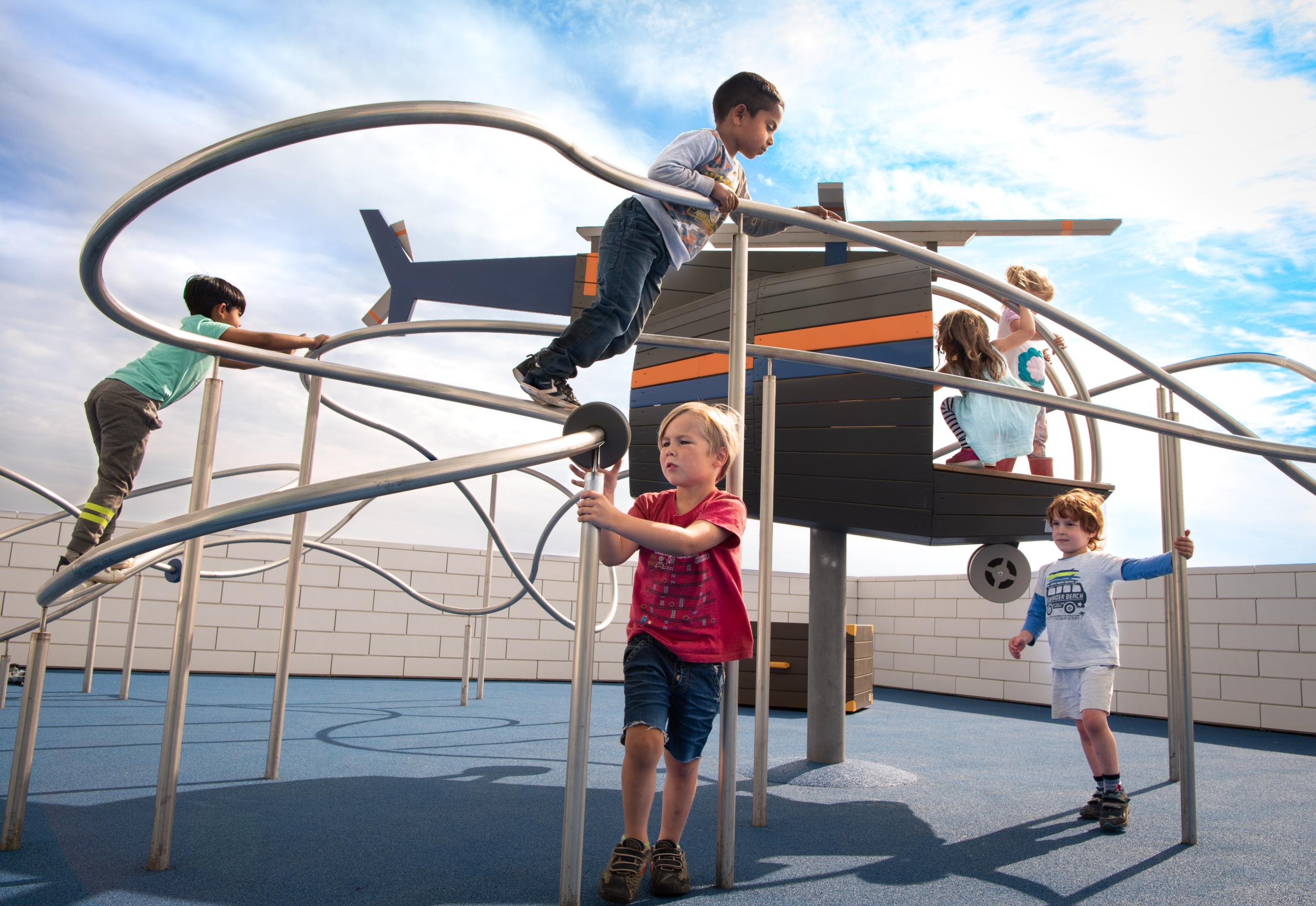 MONSTRUM playground helicopter ride spinning lege house