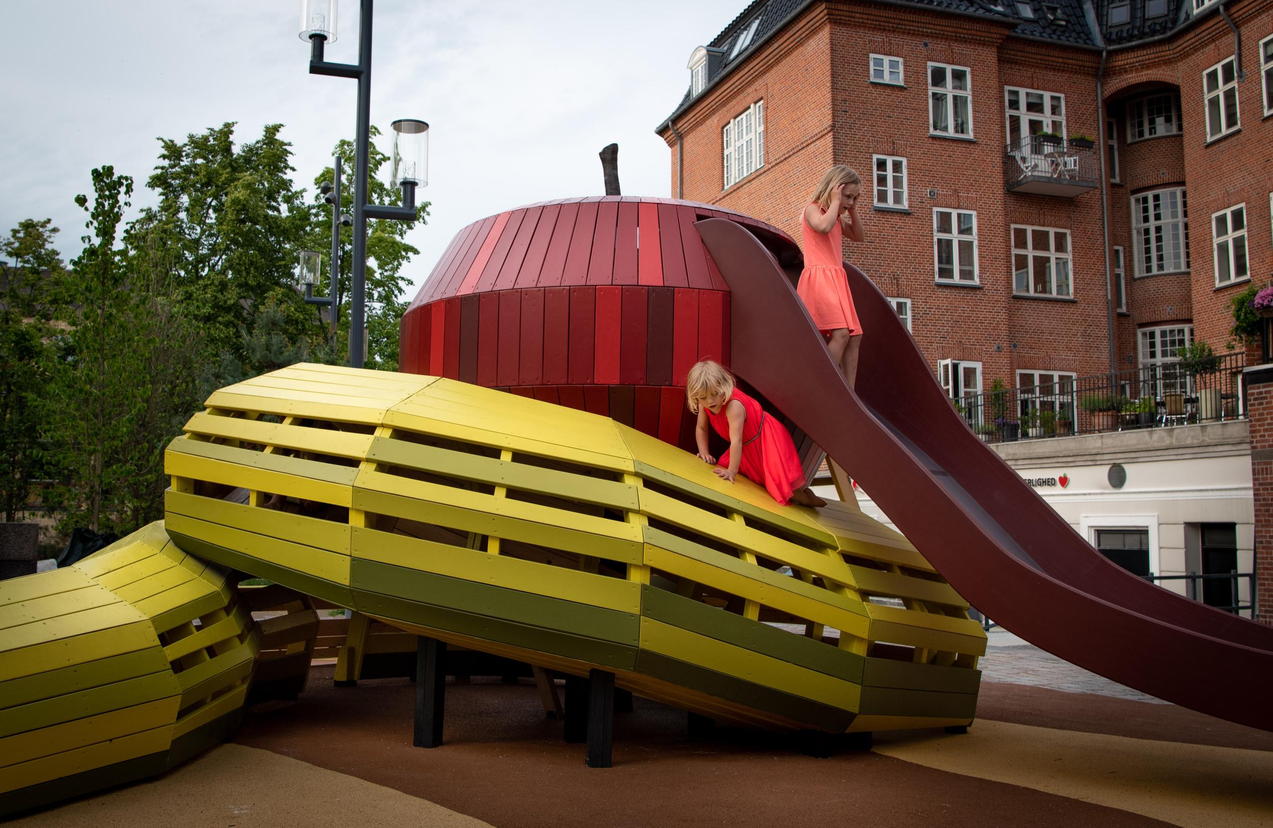 MONSTRUM playground snake and the apple