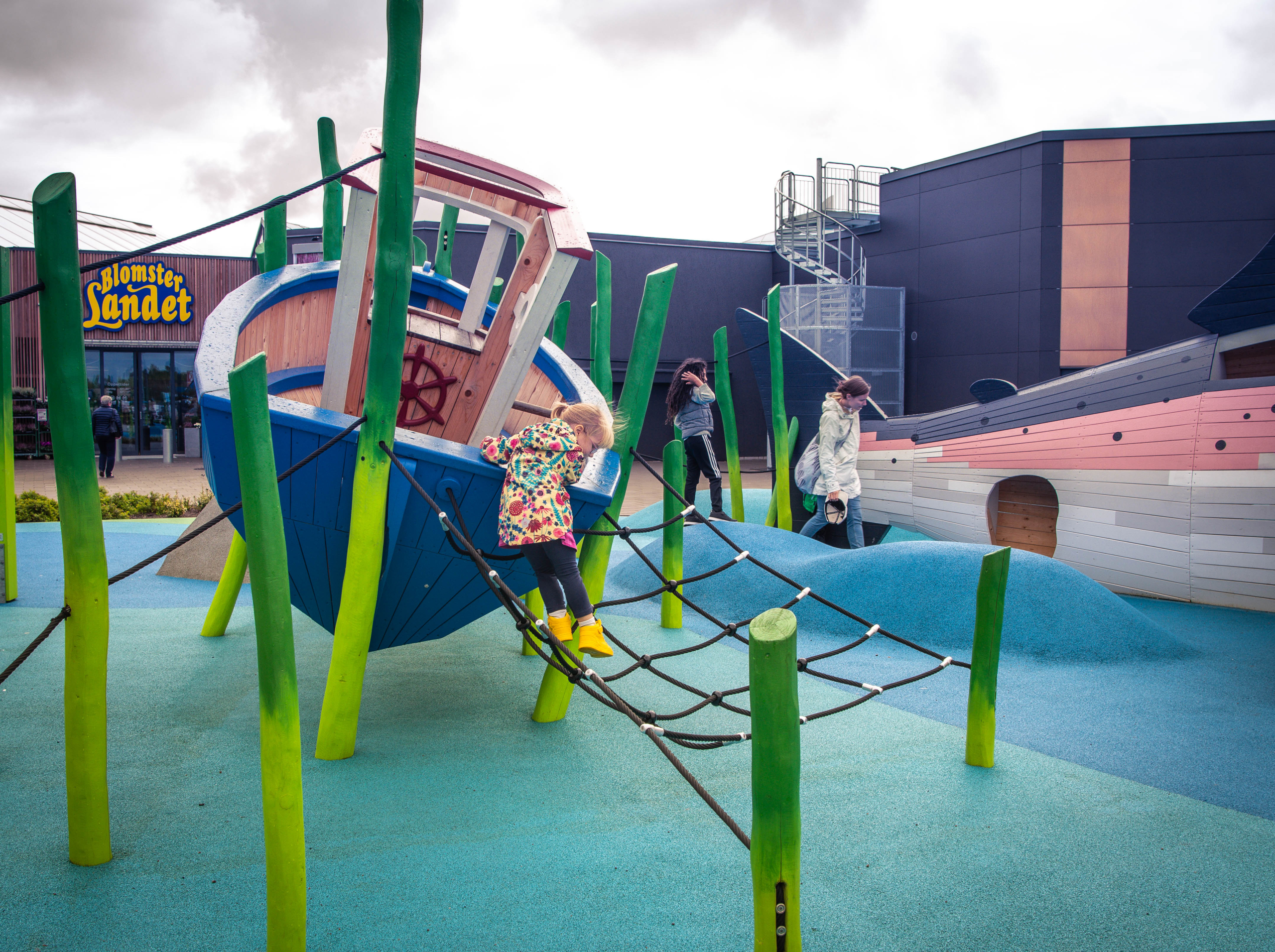 MONSTRUM hallarna salmon playground