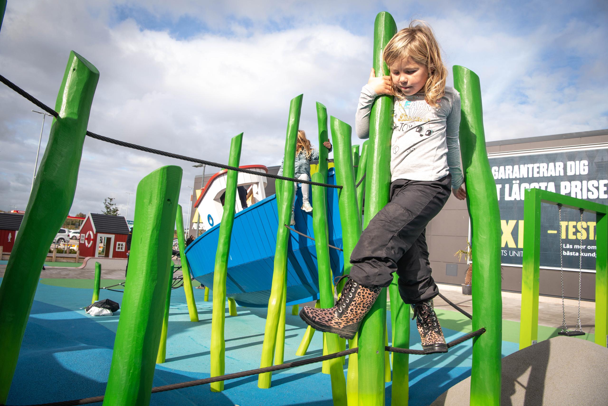Trunks playground monstrum hallarna salmon
