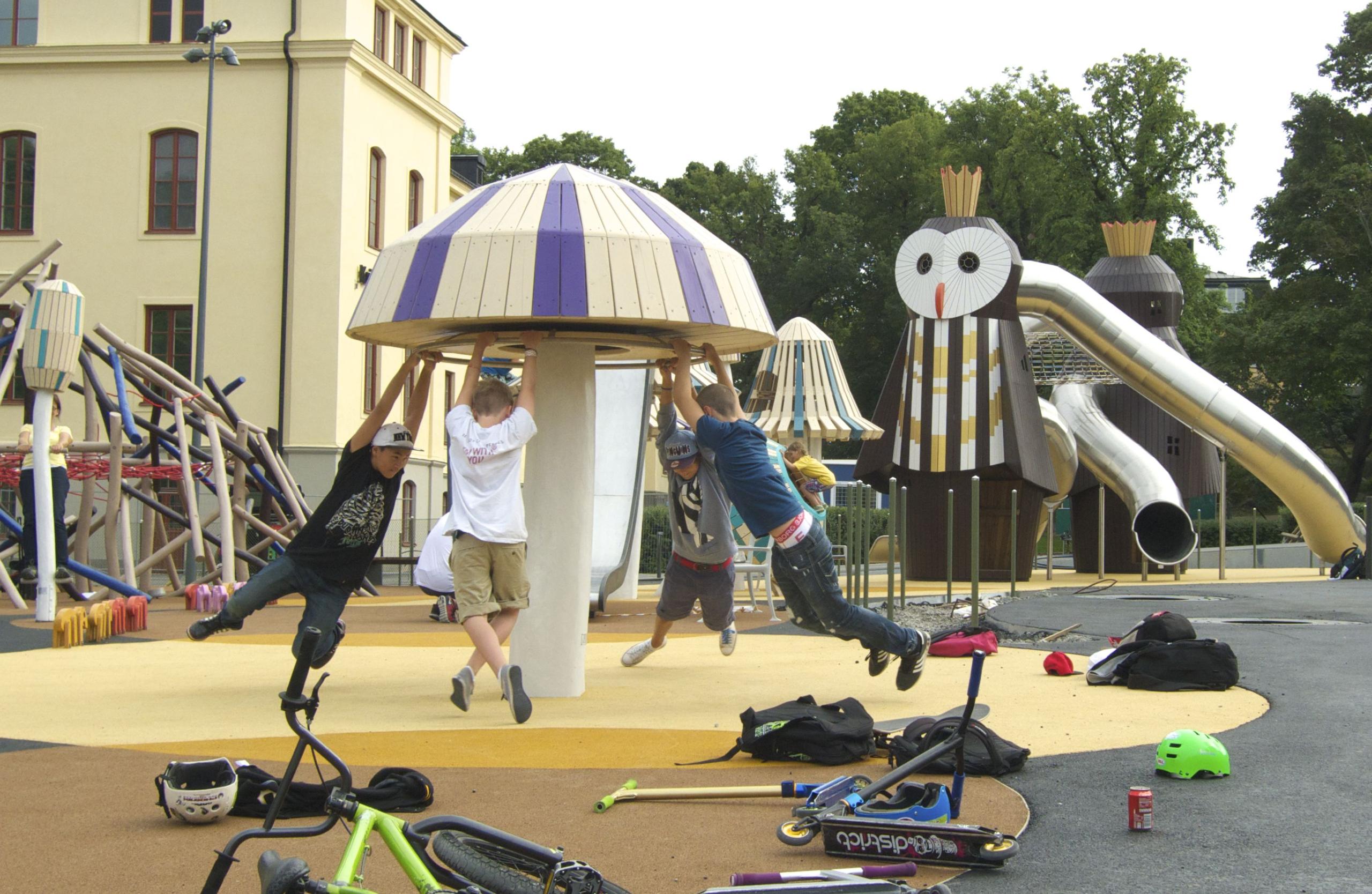 Carrousel play MONSTRUM playgrounds