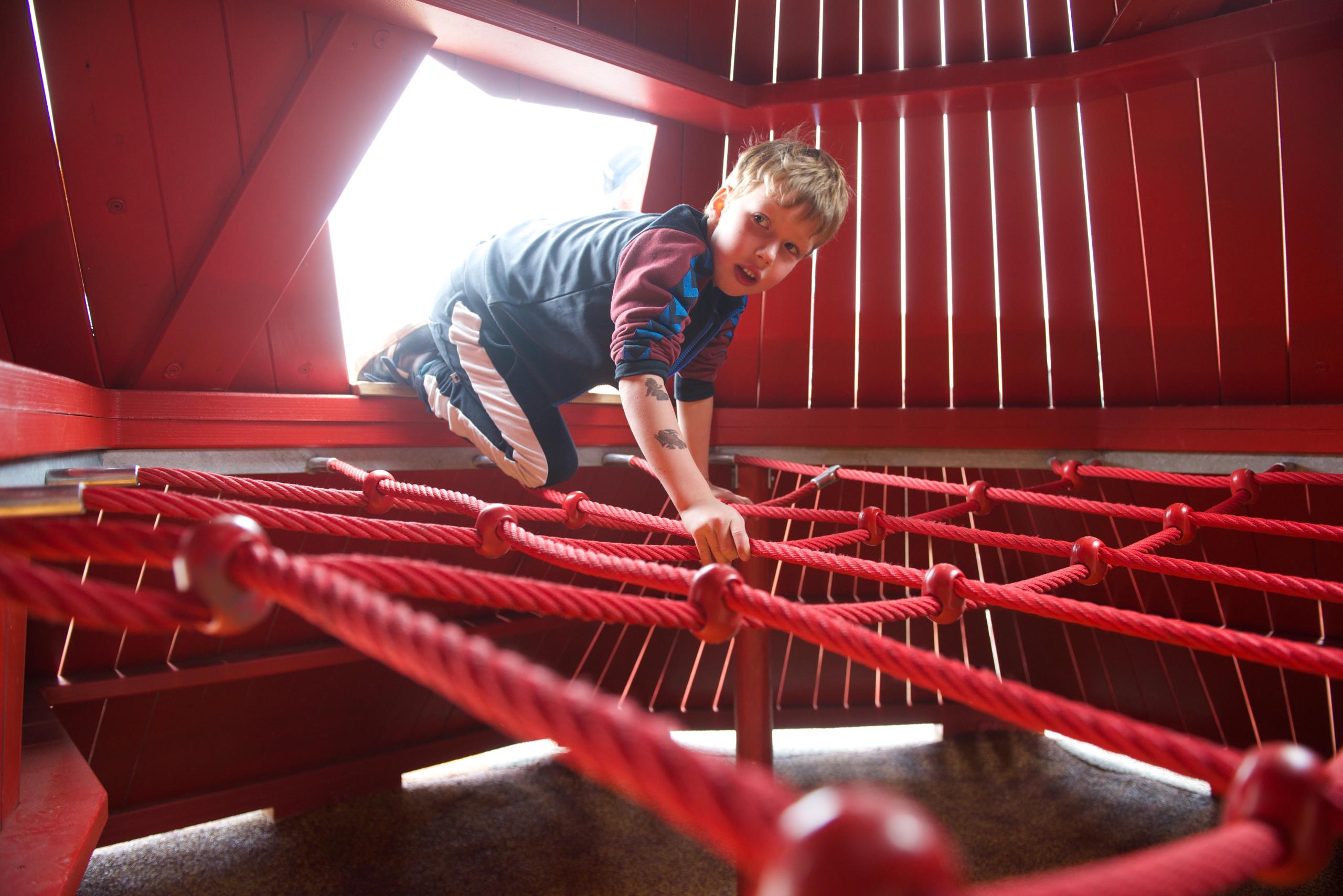 MONSTRUM dokk1 playground the globe vulcano inside rope climb
