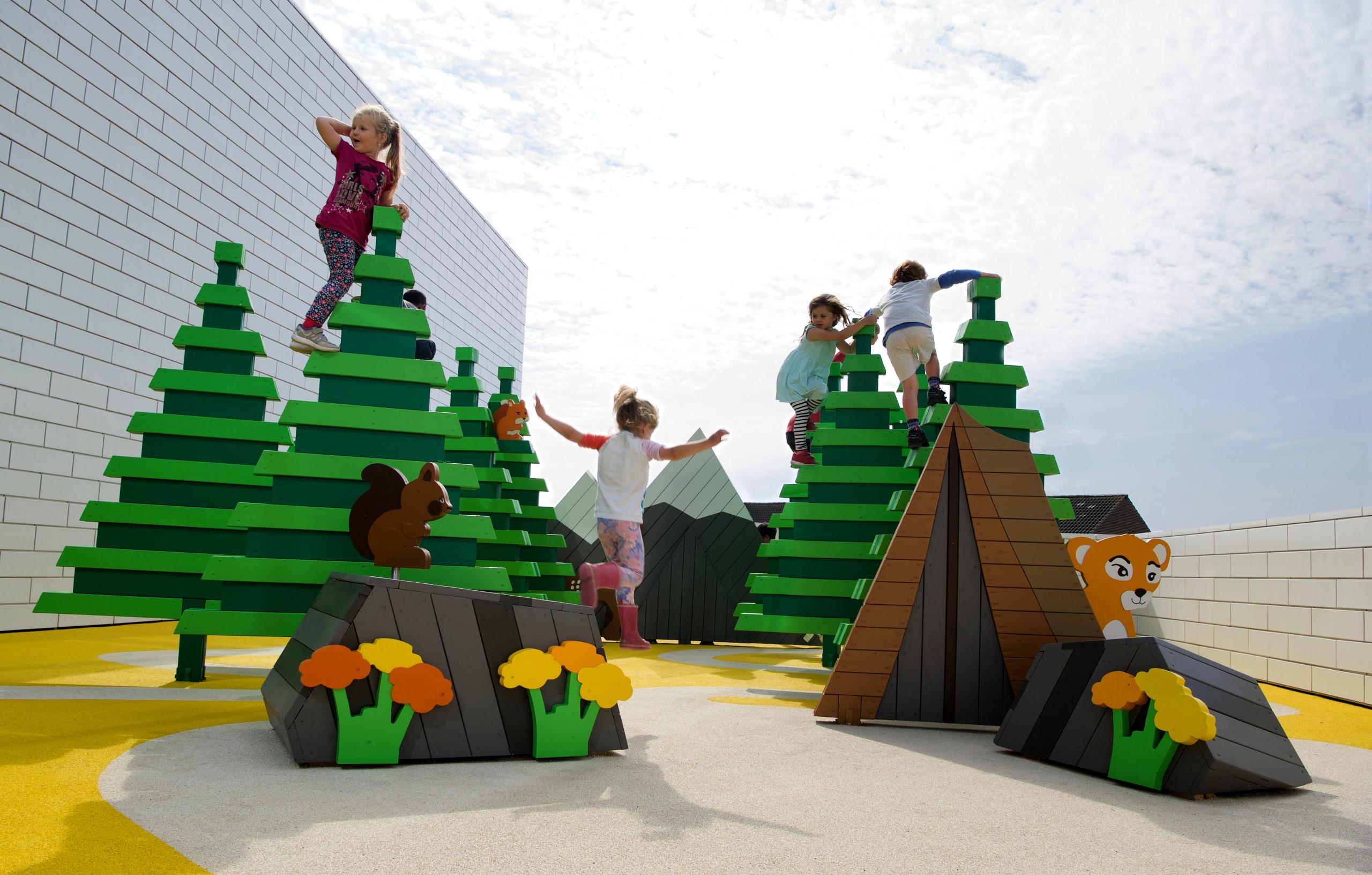 MONSTRUM legohouse forest playground