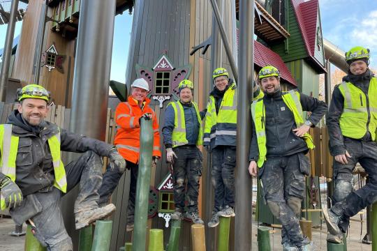 Huge Lilidorei wooden tower being lifted onto transport lorry