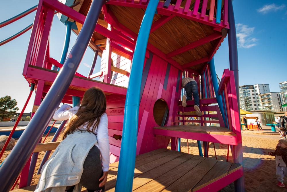 surf-playground-monstrum-fantastic-playgrounds Jellyfish