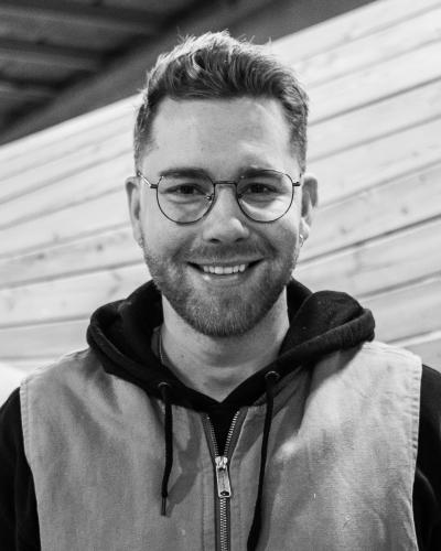 Employee headshot Simon